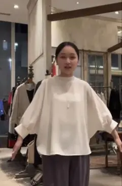 美品BEARDSLEYホワイト ニットコンビブラウスパフスリーブ袖ゆったりのサムネイル