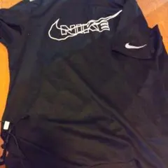 Nike ブラック ロゴ Tシャツ