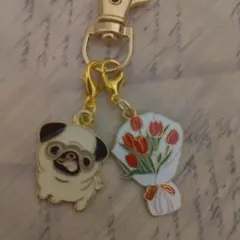 チューリップの花束とパグのチャーム キーホルダー