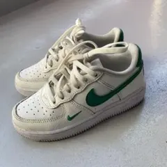 Nike Air Force 1 ホワイト/グリーン　23.5㌢ Amazon | NIKE(ナイキ)エアフォース1'07ESSAIRFORCE1'07ESS
