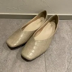 【未使用級】Vivian Vカット フラットシューズ パンプス 23.5cmのサムネイル