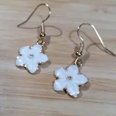 【匿名配送✨新品】フックピアス　白　お花　ゴールド　桜　ゆれる