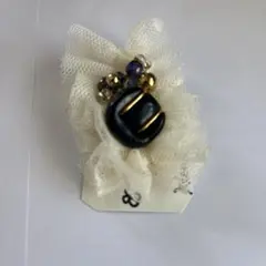 ヘアアクセサリー 白いリボン 黒い装飾