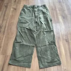 カーキ　カーゴパンツ