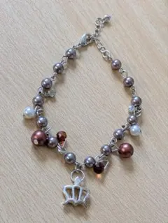 パールとブラウンビーズのクラウン付ブレスレット