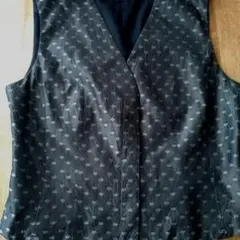 黒のパターン入りベスト