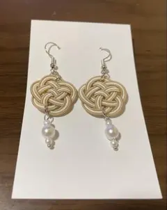 【再販】水引ピアス　梅結び ベージュ　白　ハンドメイド 水引アクセサリー