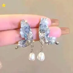 エレガントな蝶型ピアス 青い装飾とパール　カジュアル　エレガント　個性的