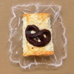 クリーム感 ◆ プレッツェル チョコ カステラ ケーキ スクイーズ