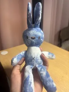 絞り染めのウサギ ぬいぐるみ