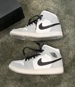 Nike Air Jordan 1 Mid "Light Smoke Greyのサムネイル