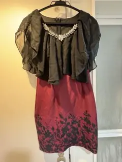 フリル付きタイトドレス 赤と黒