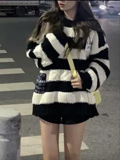 黒と白のストライプオーバーサイズニット