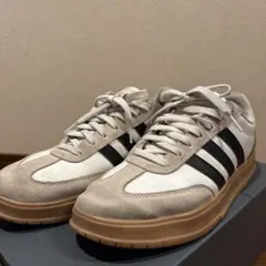 adidas スニーカー ホワイト ブラック ガムソールのサムネイル