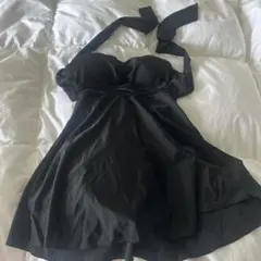 黒いバンドゥワンピース水着