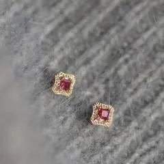 スクエア　ルビー　カラー　スタッドピアス　ゴールド
