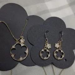 マリークワント 型抜きデイジー ピアス・ネックレスセット
