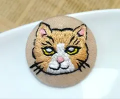 ハチワレ猫 猫刺繍ブローチ ハンドメイド 茶トラ エキゾチックショート