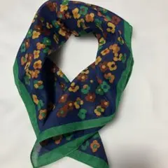 6 小花柄ネイビーと緑の縁取りスカーフ レトロアレンジ 50×50