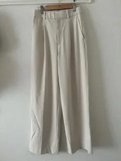 UNIQLO タックワイドパンツ　アイボリー