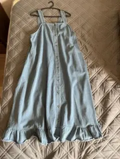 ロング丈のサロペットスカートです。