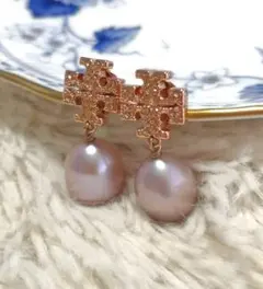 【美品】トリーバーチ ピアス ロゴ パール ゴールド+ ピンクパープル系のサムネイル