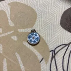 青い花柄の金属製ペンダントトップ