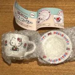 サンリオキャラクターズ　ミニチュア 陶器 カップ　& ソーサー ガチャ　キティ