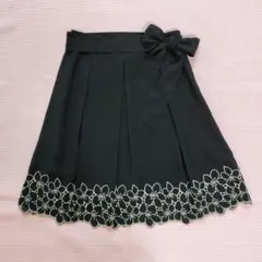 【未使用に近い】裾刺繍スカート ブラック 膝丈〈ベルメゾン千趣会〉