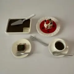 リーメントぷちサンプル　ティラミス　イチゴとベリーのケーキ　ホットコーヒー