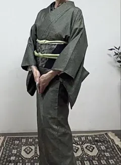 深いグリーン系の叩き染めのお着物。