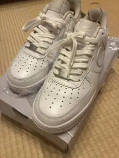 NIKE AIR FORCE 1 ホワイト スニーカーのサムネイル