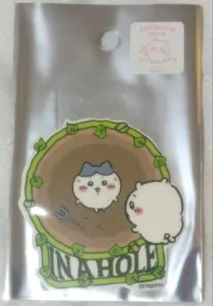 ちいかわパーク スマホに貼れるサイズのテーマステッカー穴に落ちたハチワレ