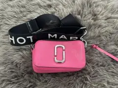 ピンクのショルダーバッグ