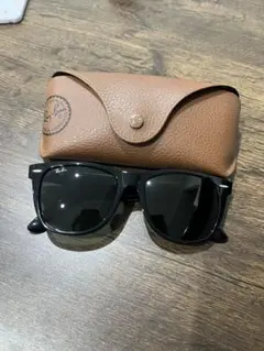 Ray-Ban Wayfarer ブラックサングラス ケース付き