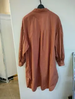 オレンジ ボタン付き長袖ロングシャツ