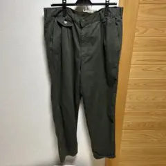 オリーブ色 チノパン 花モチーフ付き