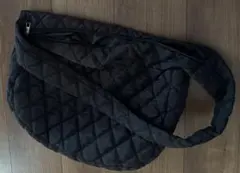 黒いキルティングショルダーバッグ