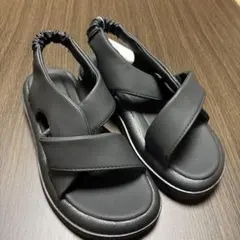 新品未使用品　厚底サンダル クロスベルト ブラックのサムネイル