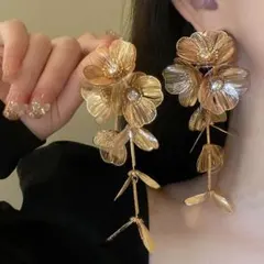 花　大ぶり　揺れる　フラワーモチーフ　ロングピアス　結婚式　ブライダル　ゴールド