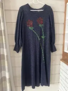 斉藤都世子　バラ刺繍 ネイビー ニットワンピース美品のサムネイル