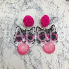 猫 ねこ ネコ 大ぶり ピアス ピンク ビーズ 個性的 差し色 丸型 円形