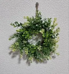 人工植物の緑と白のリース
