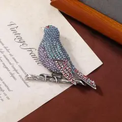 カラフルな鳥のブローチ