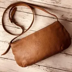 【良品　美しい本革】ILBISONTE　ショルダーバッグ　ハーフムーン　斜め掛け