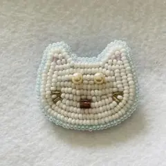 白猫ビーズ刺繍ブローチ