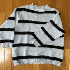 グレーと黒のストライプニットセーター