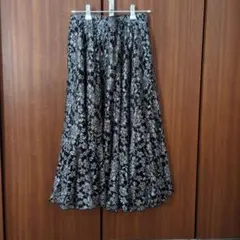 フレアスカート 黒と銀色ラメの花柄 レース