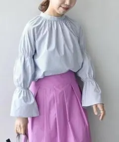 極美品✨　青❤️　シップスエニィ　洗える　キャンディーギャザー スリーブブラウスのサムネイル