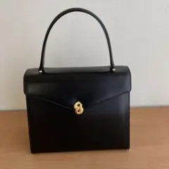 黒のレザーハンドバッグ ゴールド留め具